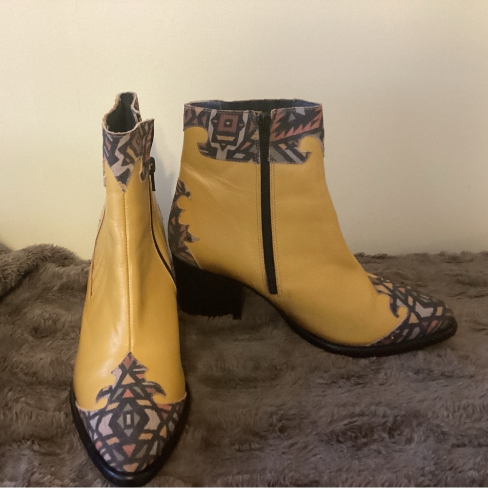 🍁 Diversity Yellow Leather Ankle Boots
Size 38